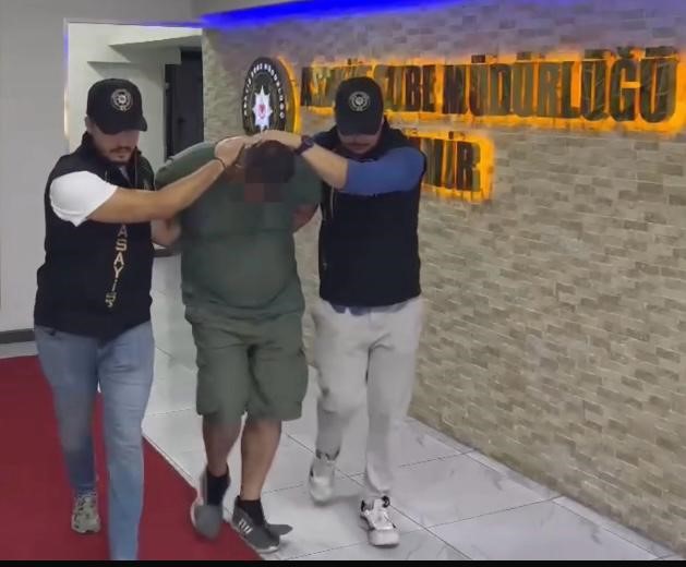 İzmir'in Narlıdere ilçesinde, ikametlerinde kesici alet darbeleriyle cansız bedenleri bulunan