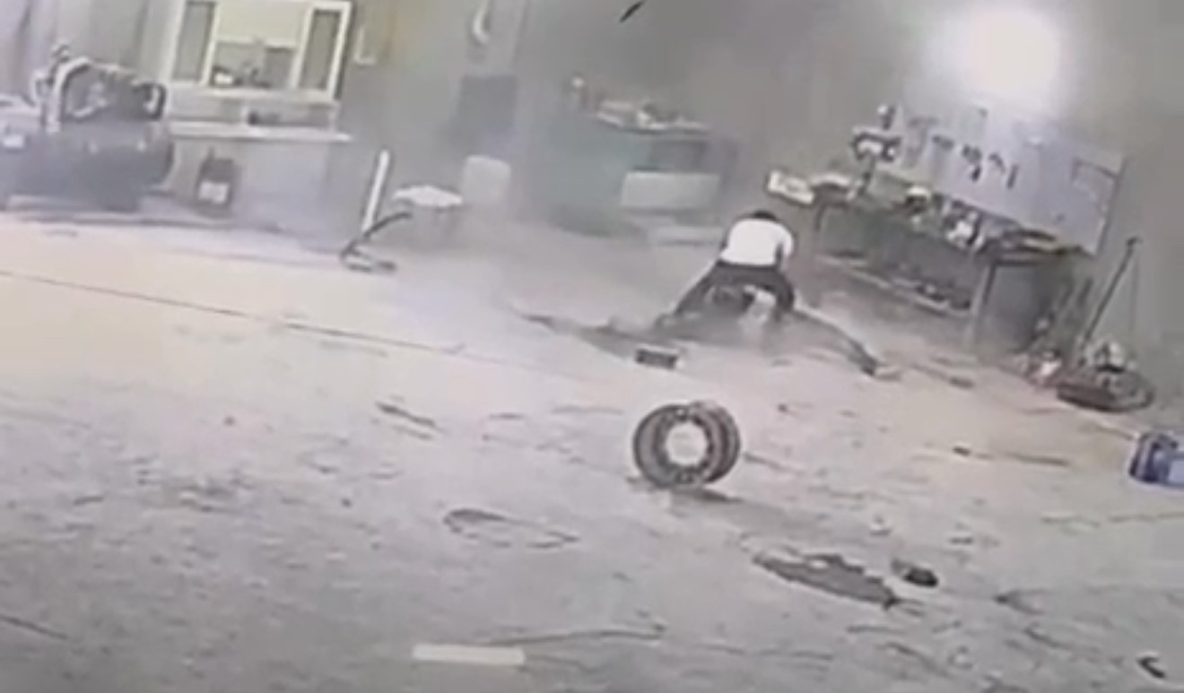 Iğdır'da bir sanayi tesisinde hava basıldığı sırada yaşanan lastik patlaması,