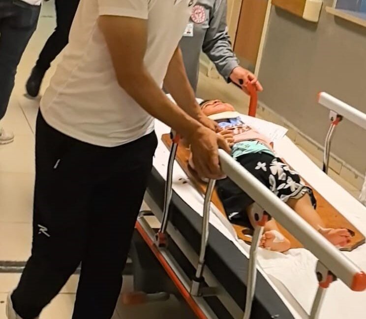 Bursa'nın İnegöl ilçesinde, bir apartmanın birinci katındaki balkonda oyun oynayan