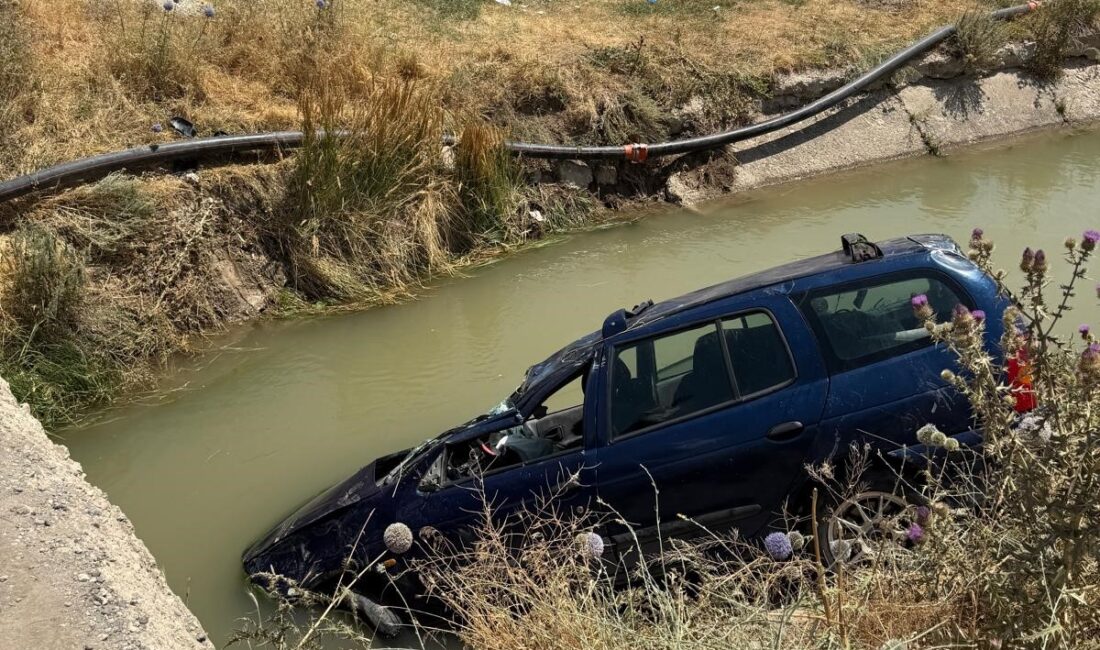 Bitlis'in Ahlat ilçesinde meydana gelen trafik kazasında, sürücüsünün kontrolünden çıkan