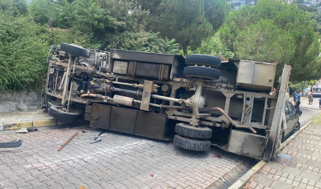 İstanbul'un Üsküdar ilçesinde, yağışın da etkisiyle eğimli bir yolda kontrolden