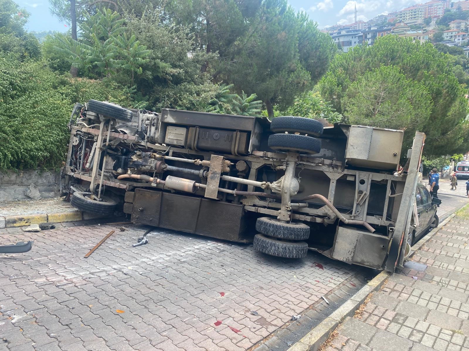 İstanbul'un Üsküdar ilçesinde, yağışın da etkisiyle eğimli bir yolda kontrolden
