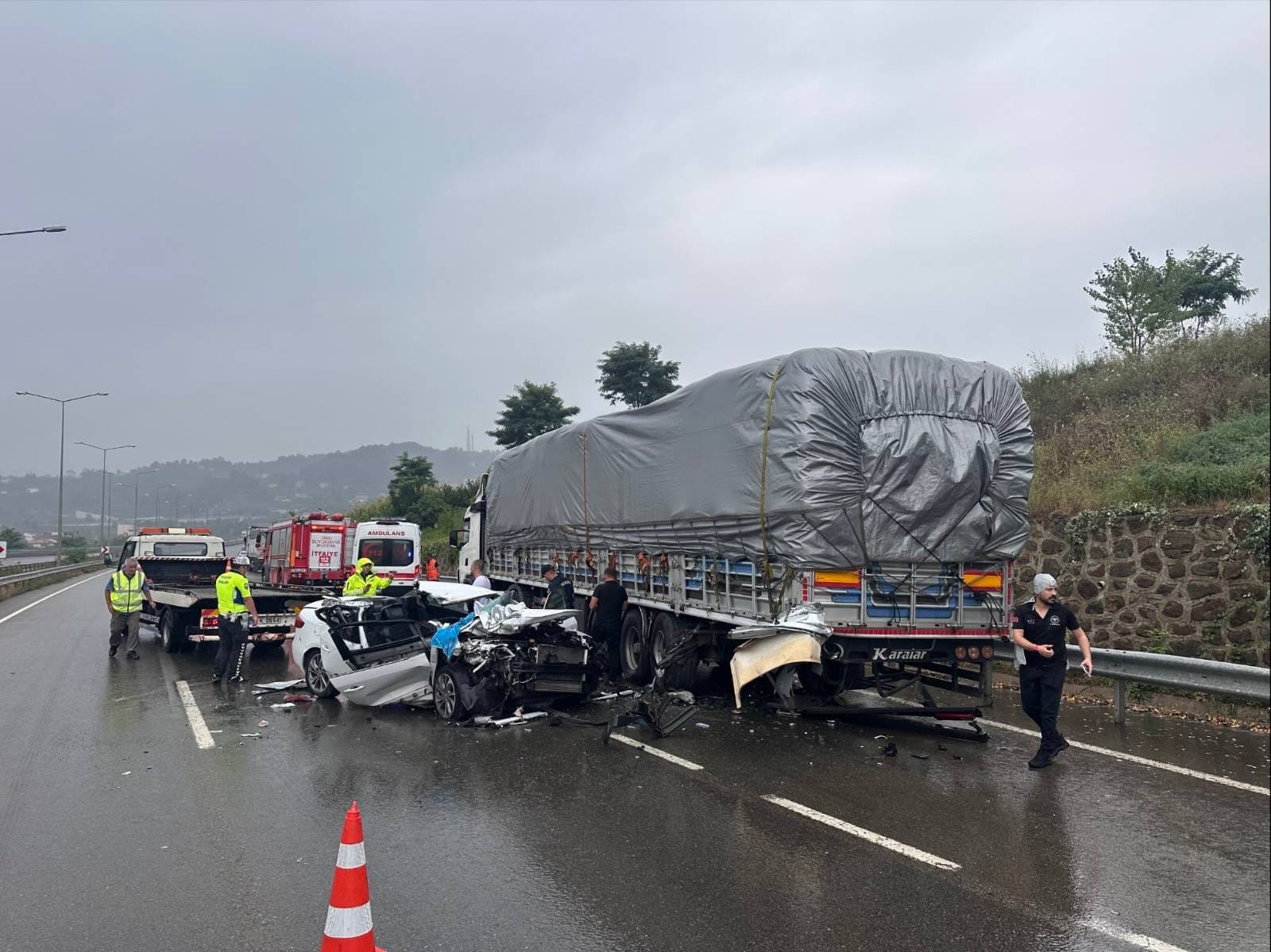 Ordu'nun Altınordu ilçesinde meydana gelen trafik kazasında, bir otomobilin yol