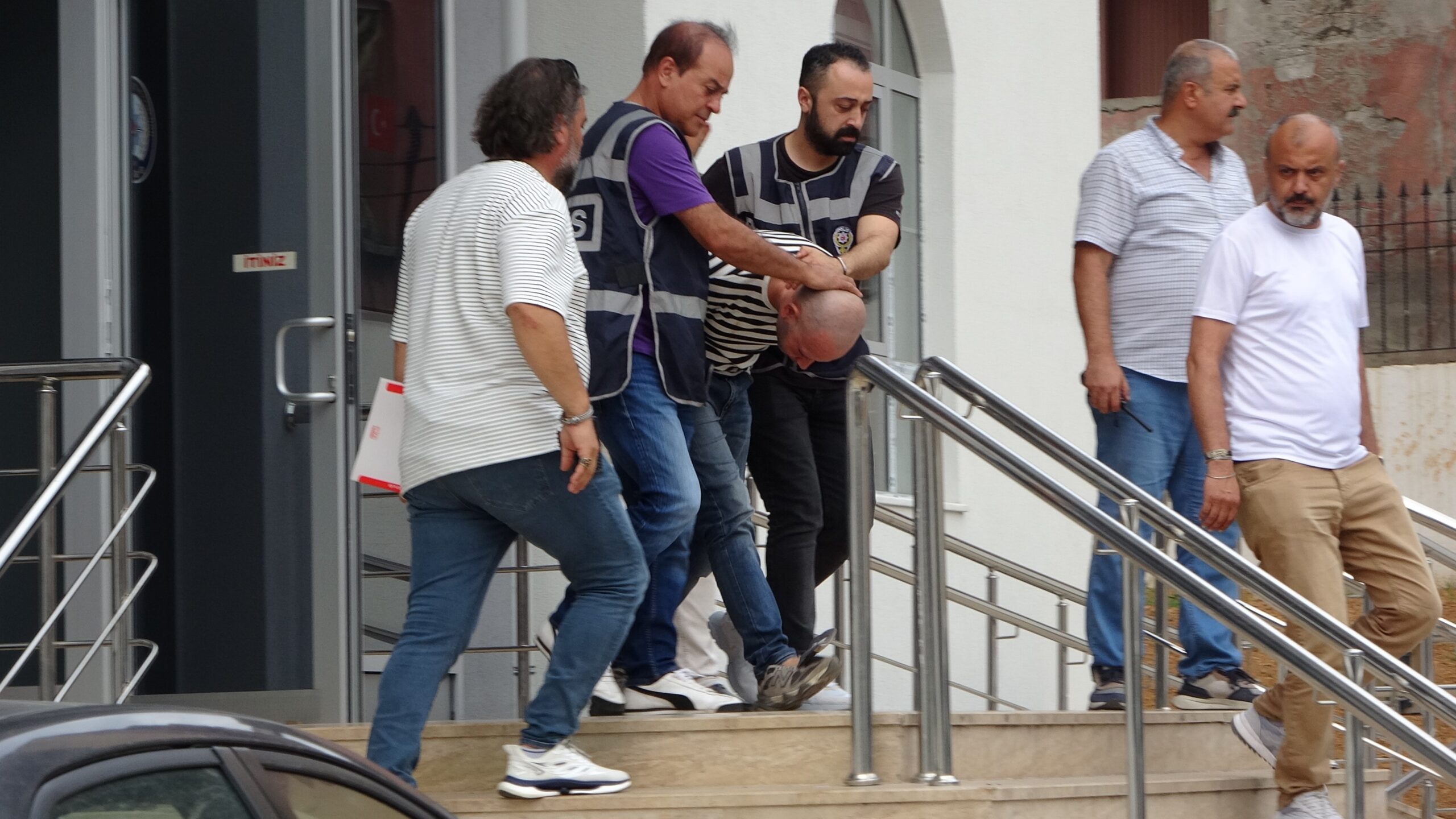 Trabzon'un Beşikdüzü ilçesinde meydana gelen olayda, boşanma aşamasındaki eşini silahla