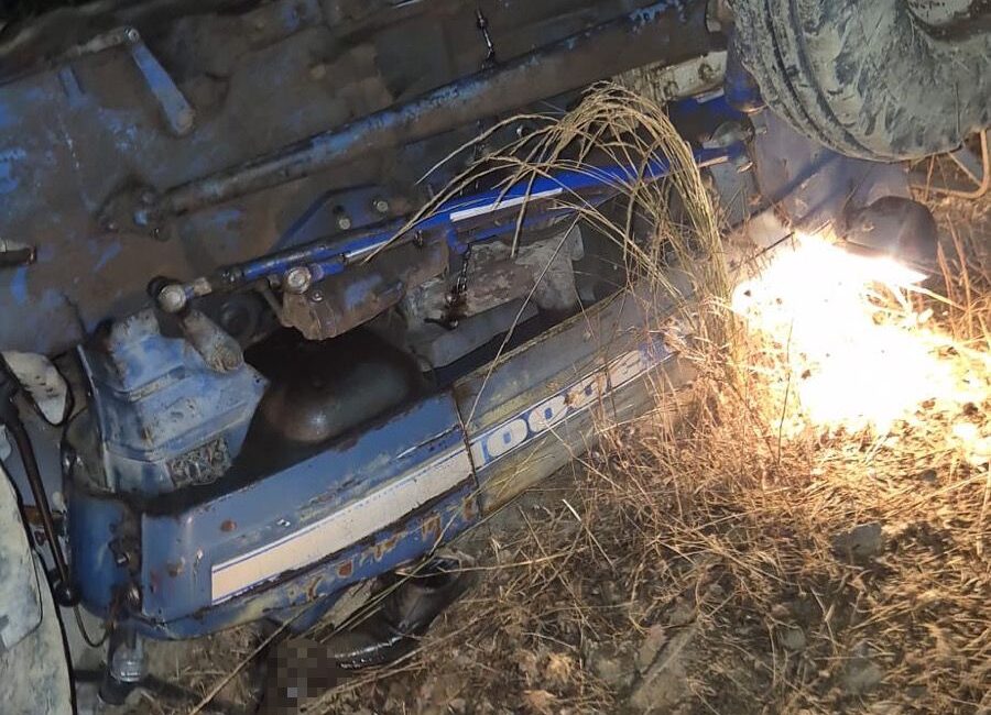 Adana'ın Feke ilçesinde traktörün devrilmesi sonucu 1 kişi hayatını kaybetti.
