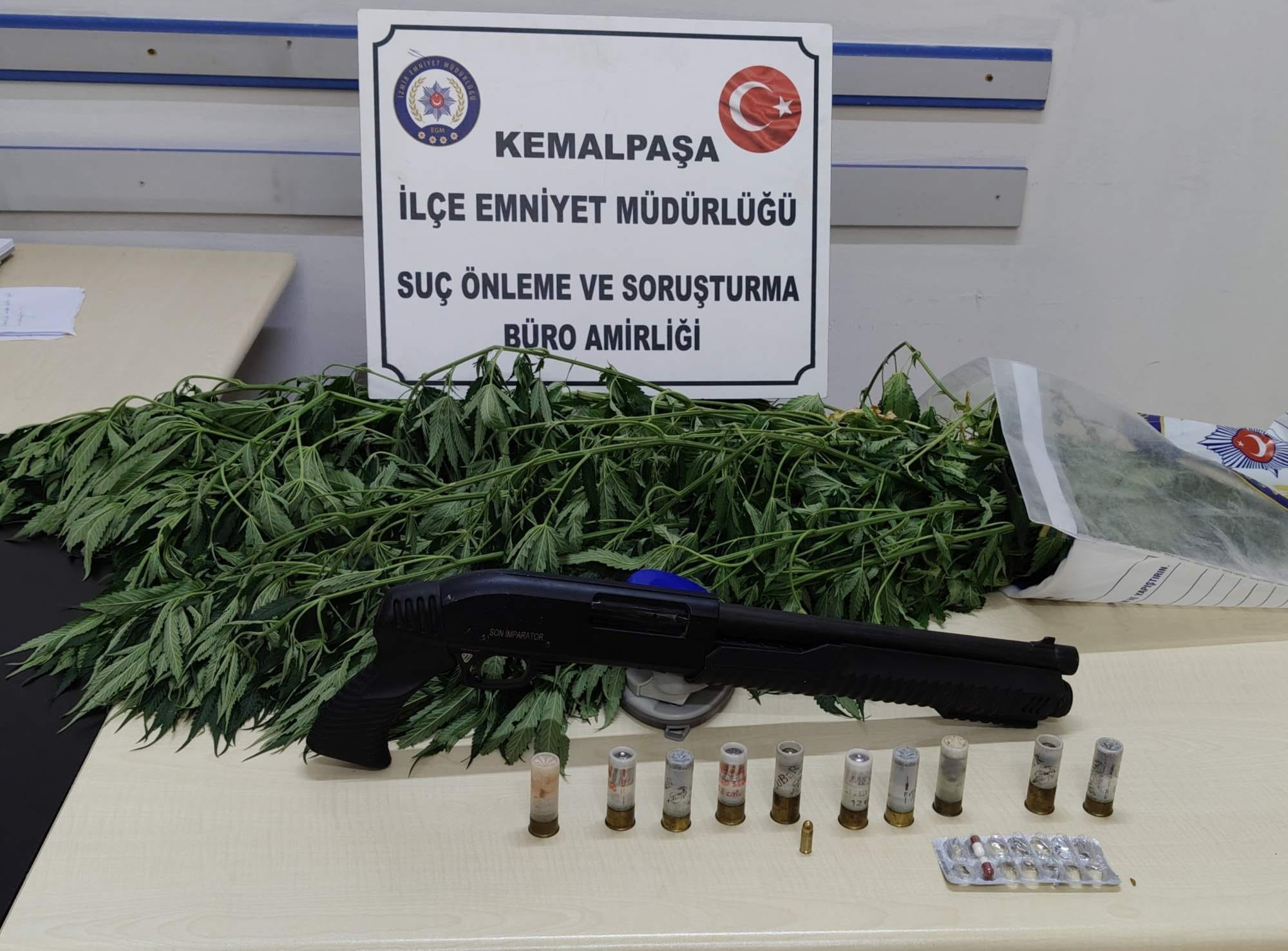 
İzmir’in Kemalpaşa ilçesinde jandarma ekipleri, hakkında yaklaşık 27 yıl kesinleşmiş