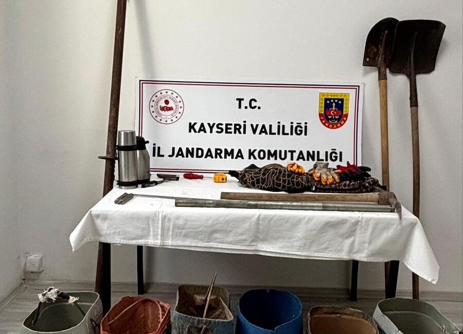 Kayseri'nin Felahiye ilçesinde kaçak kazı yaptığı belirlenen 4 kişi, jandarmanın