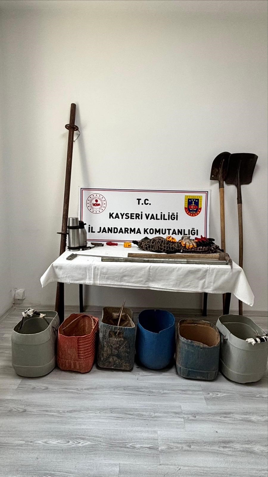 Kayseri'nin Felahiye ilçesinde kaçak kazı yaptığı belirlenen 4 kişi, jandarmanın