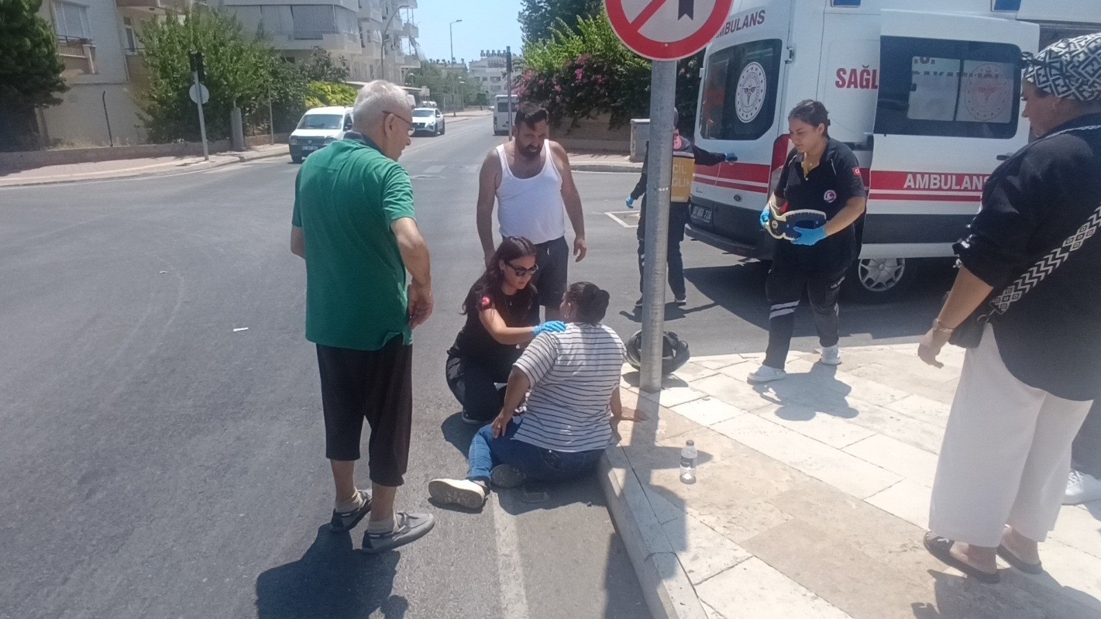 Manavgat’ta kamyonet ile çarpışan motosikletin sürücüsü yaralandı. Kaza yapan araçlara