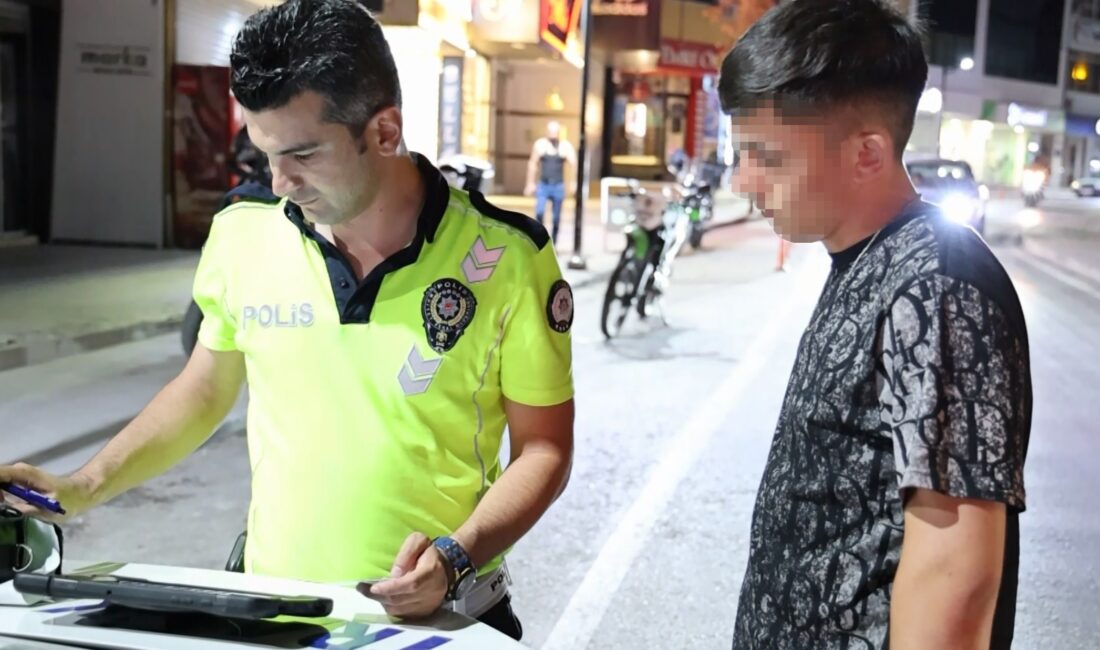 Aksaray'da gerçekleştirilen trafik denetimleri sırasında durdurulan bir otomobilin sürücüsünün ehliyetsiz
