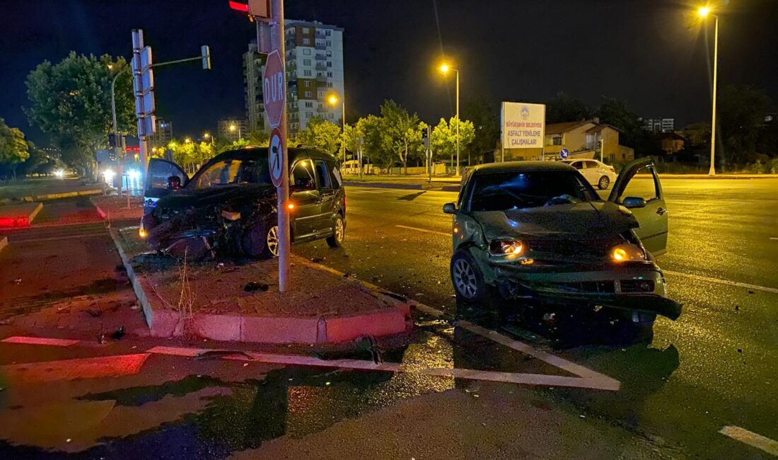 Kayseri'nin Kocasinan ilçesinde meydana gelen trafik kazasında dört kişi hafif