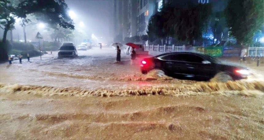 Güney Kore'de etkili olan şiddetli yağışlar, ülkenin çeşitli bölgelerinde sel