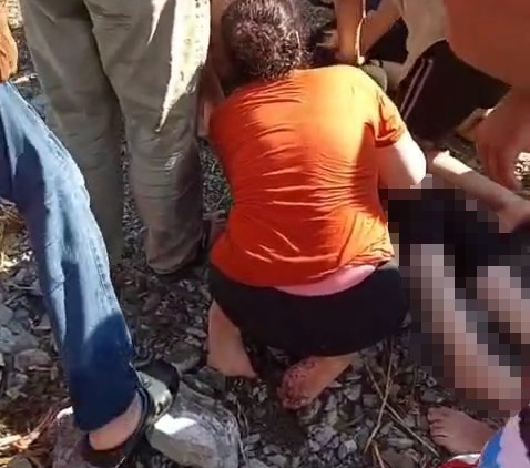Elazığ'ın Sivrice ilçesinde yer alan Hazar Gölü'ne serinlemek amacıyla giren