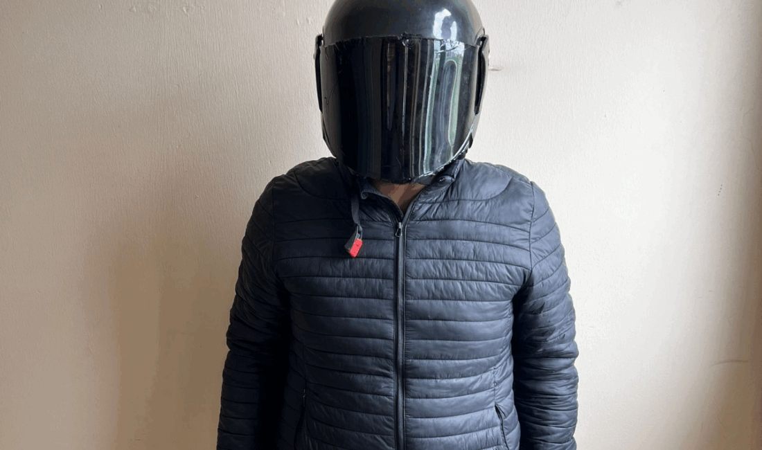 Adana'da, bunaltıcı sıcaklara rağmen kalın giysilerle motosiklet kullanan ve durumundan
