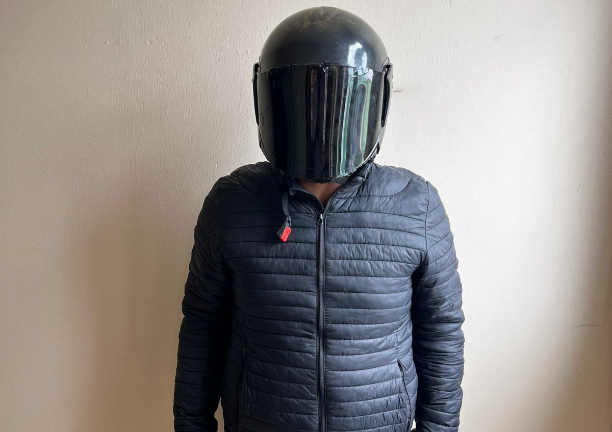 Adana'da, bunaltıcı sıcaklara rağmen kalın giysilerle motosiklet kullanan ve durumundan