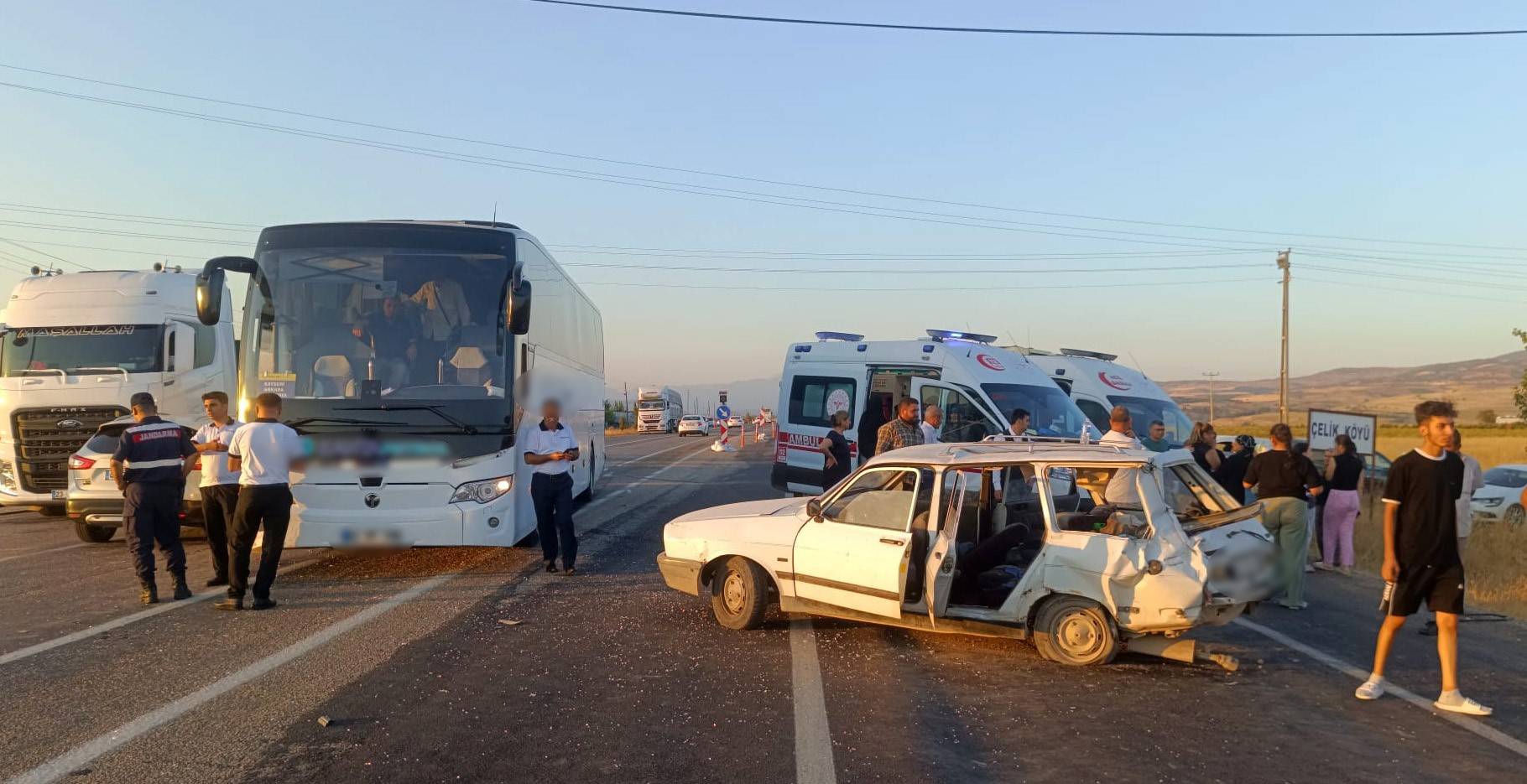 Adıyaman'ın Gölbaşı ilçesinde meydana gelen trafik kazasında bir otobüs ile