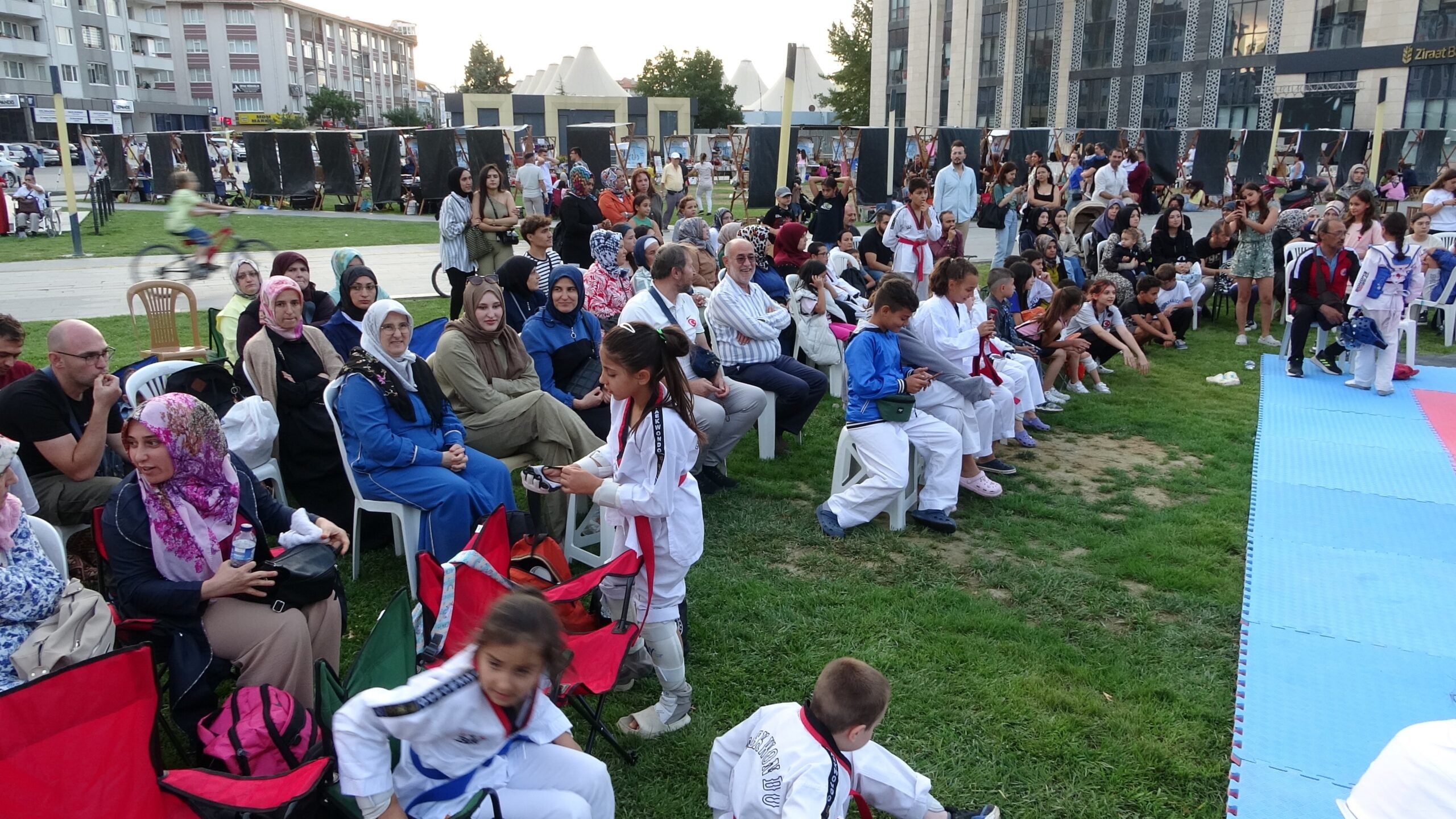  Kütahya'da, Minikler Açık Hava Taekwondo Turnuvası gerçekleştirildi. 8 kategoride 65