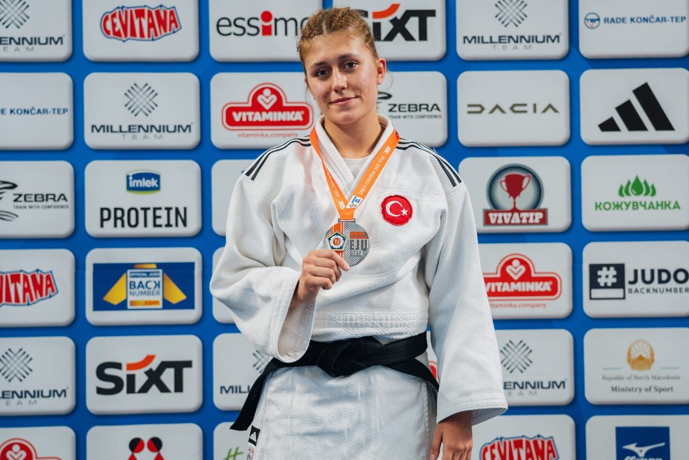 Manisalı milli sporcu Sura Nil Karasu, Makedonya’nın başkenti Üsküp’te gerçekleştirilen