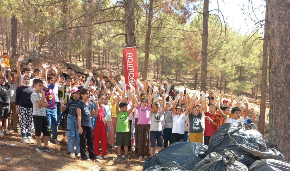 Adıyaman'da imam hatip öğrencileri, Karadağ ormanlık alanında yaptıkları temizlik çalışmasıyla