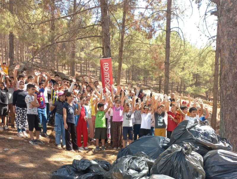 Adıyaman'da imam hatip öğrencileri, Karadağ ormanlık alanında yaptıkları temizlik çalışmasıyla