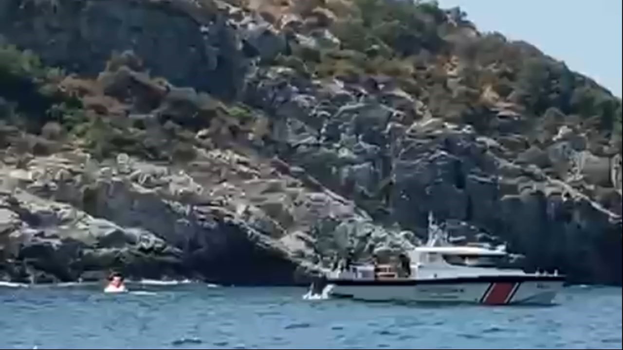 Aydın’ın Kuşadası ilçesinde, deniz yüzeyinde hareketsiz halde bulunan bir kişi