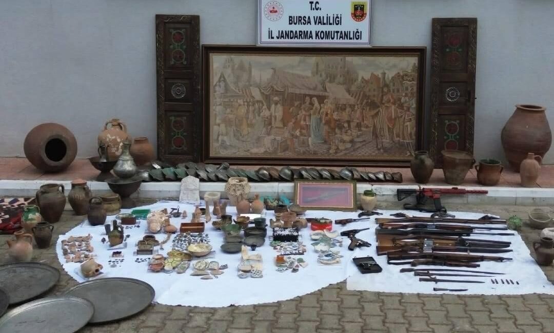 Bursa'nın İznik ilçesinde, jandarma ekipleri tarafından bir antika dükkanına düzenlenen