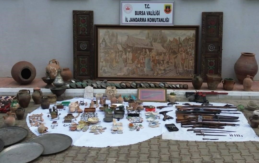 Bursa'nın İznik ilçesinde, jandarma ekipleri tarafından bir antika dükkanına düzenlenen