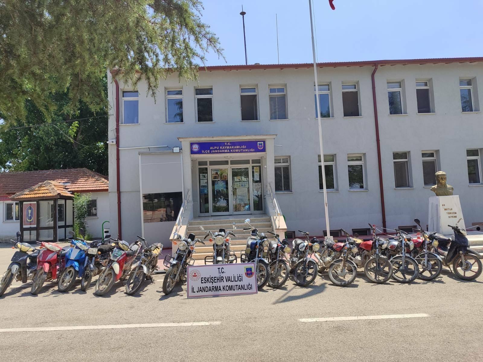 Eskişehir İl Jandarma Komutanlığı tarafından Alpu ilçesinde düzenlenen operasyonda, motor