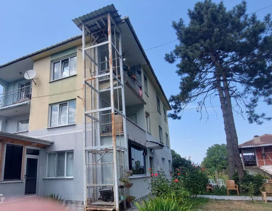 Sakarya'nın Akyazı ilçesinde, eski Altındere Belediye Başkanı Gençağa Koç, kızıyla
