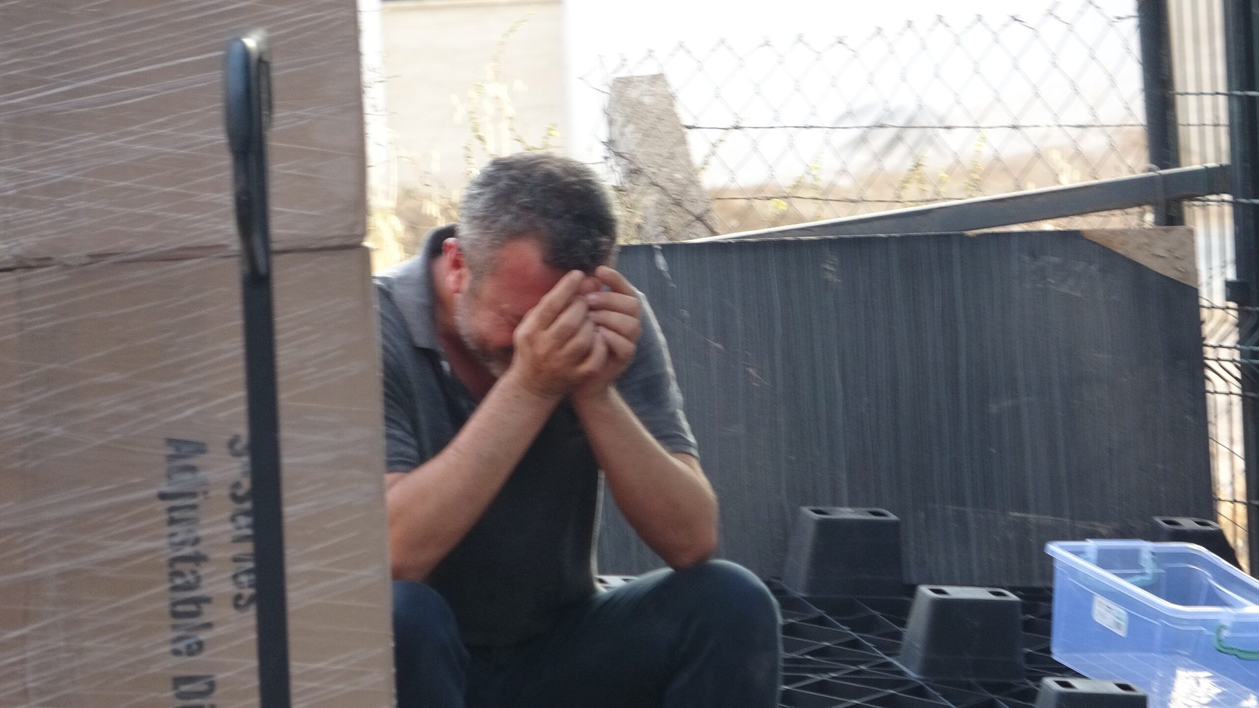 Antalya'nın Kepez ilçesinde otel ekipmanlarının bulunduğu bir depoda çıkan yangın,