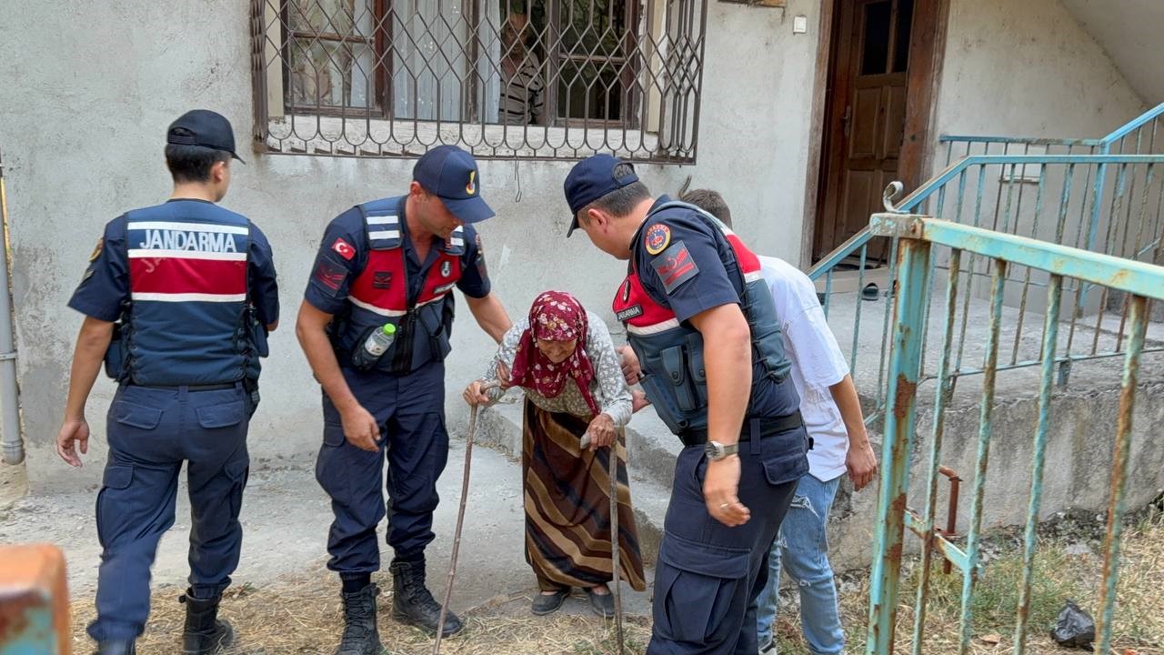 Karabük'te, kontrol altına alındıktan sonra rüzgarın etkisiyle yeniden şiddetlenen orman