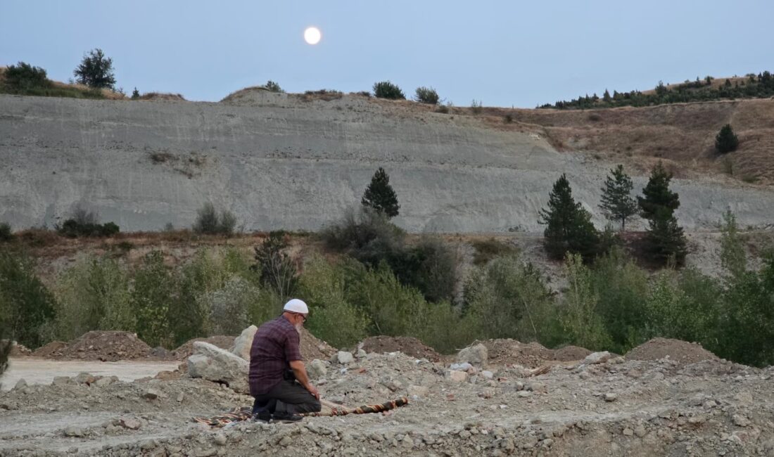 Karabük'te rüzgarın etkisiyle yayılan orman yangını sebebiyle 80 haneli bir