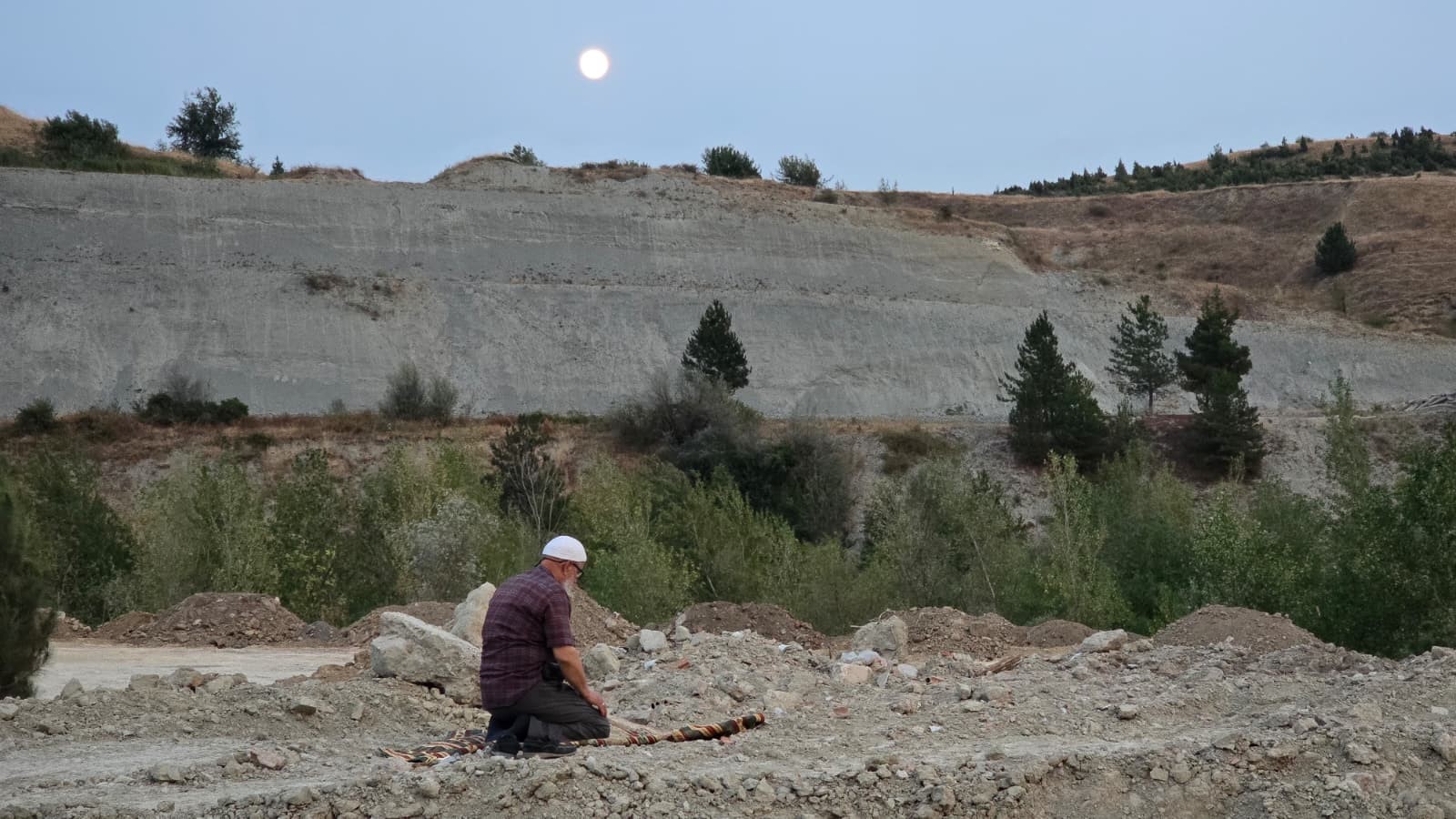Karabük'te rüzgarın etkisiyle yayılan orman yangını sebebiyle 80 haneli bir