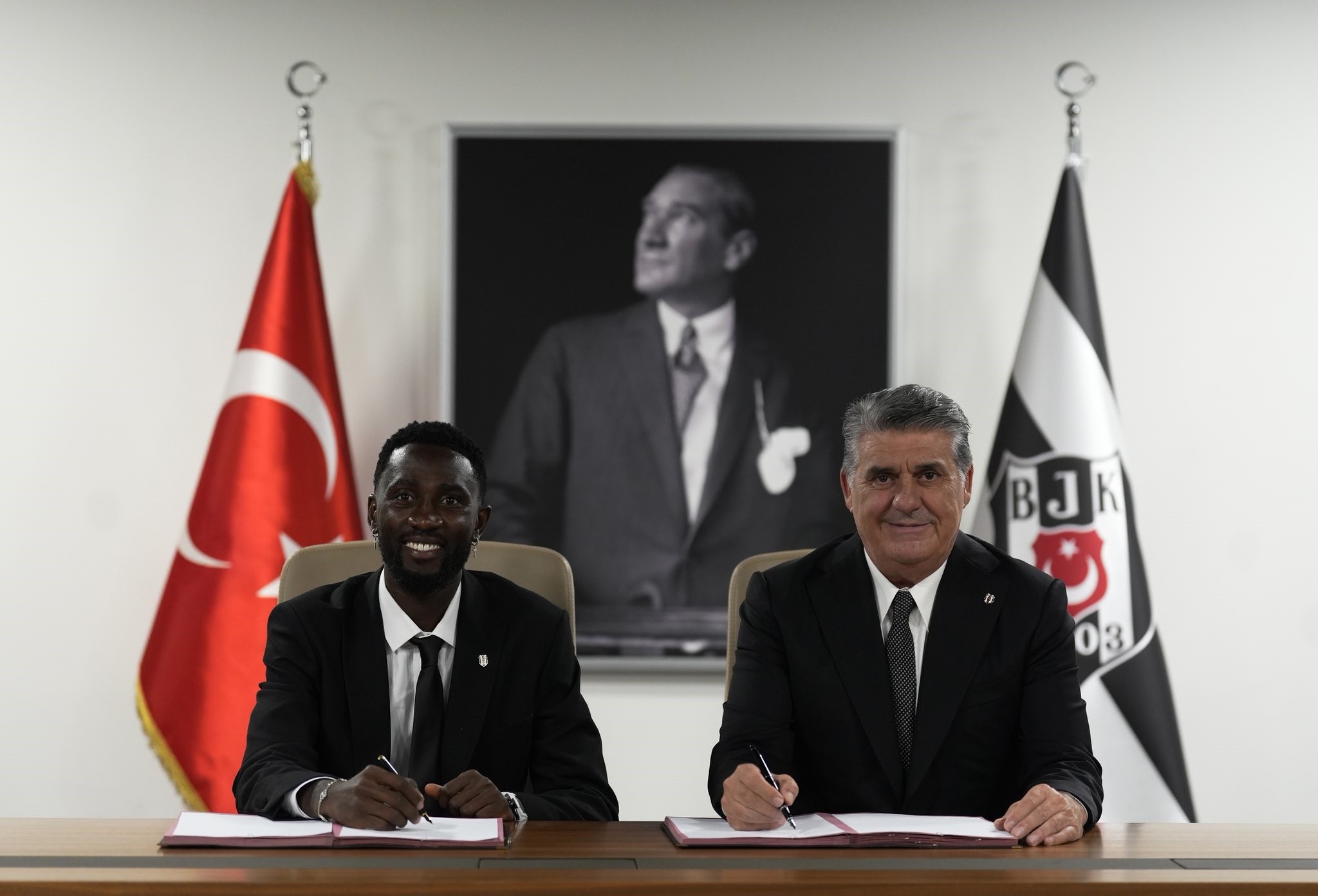 Beşiktaş, İngiltere Premier Lig'den yaptığı önemli bir transferle orta sahasını