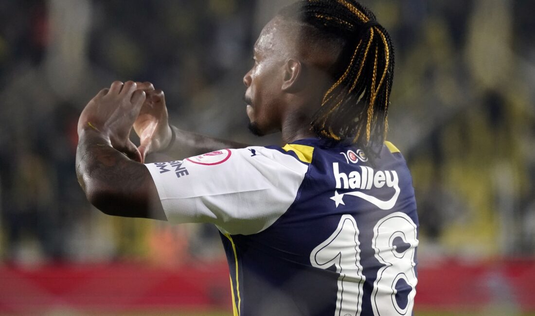 İstanbul merkezli spor kulübü Fenerbahçe, Brezilyalı orta saha oyuncusu Lincoln