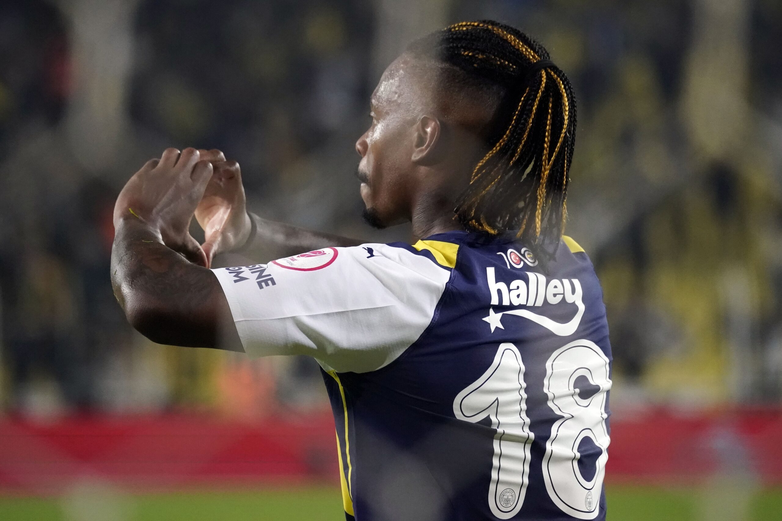 İstanbul merkezli spor kulübü Fenerbahçe, Brezilyalı orta saha oyuncusu Lincoln