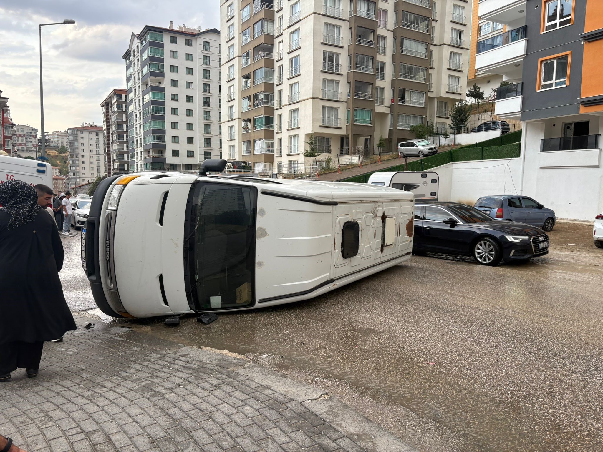 Ankara'nın Mamak ilçesinde, etkili olan yağışın kayganlaştırdığı yolda sürücüsünün kontrolünden