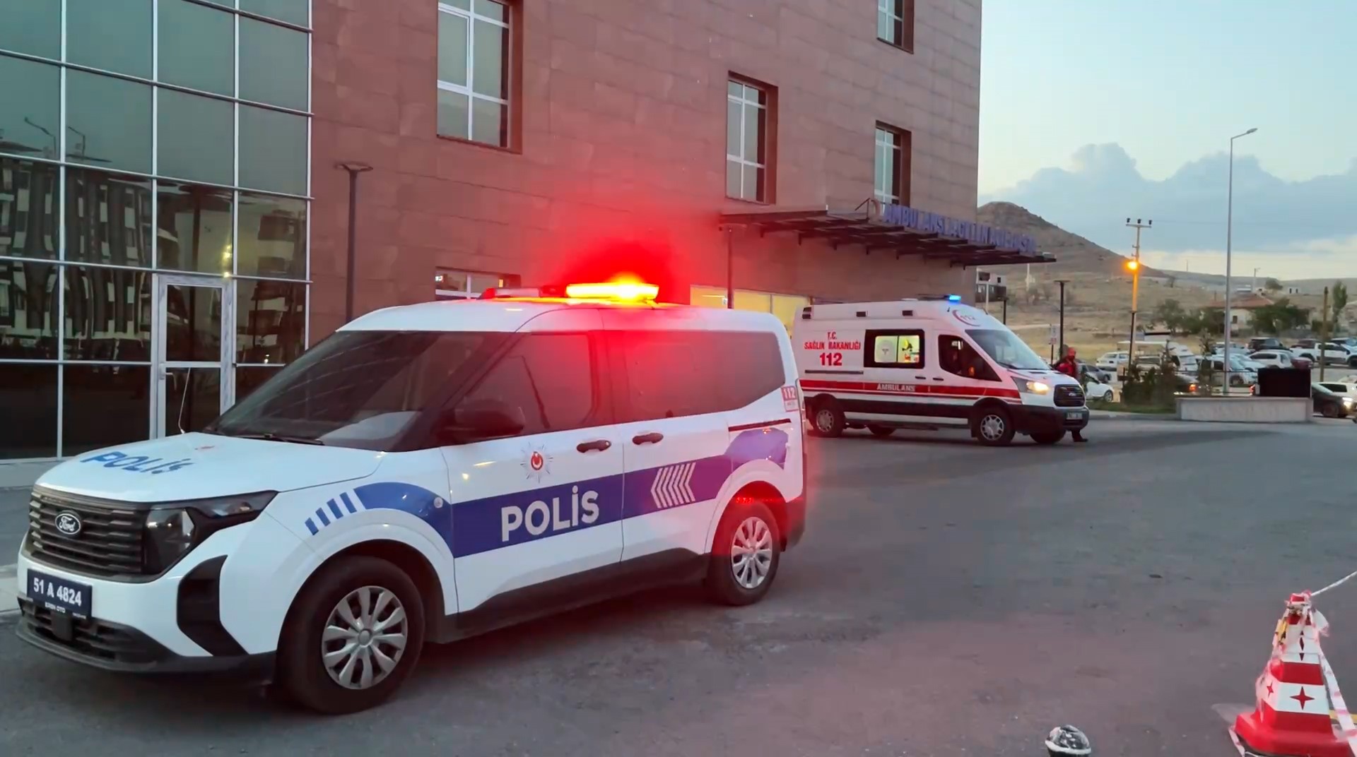 Niğde'de bir otomobil galerisi, kimliği belirsiz kişi veya kişilerce hedef