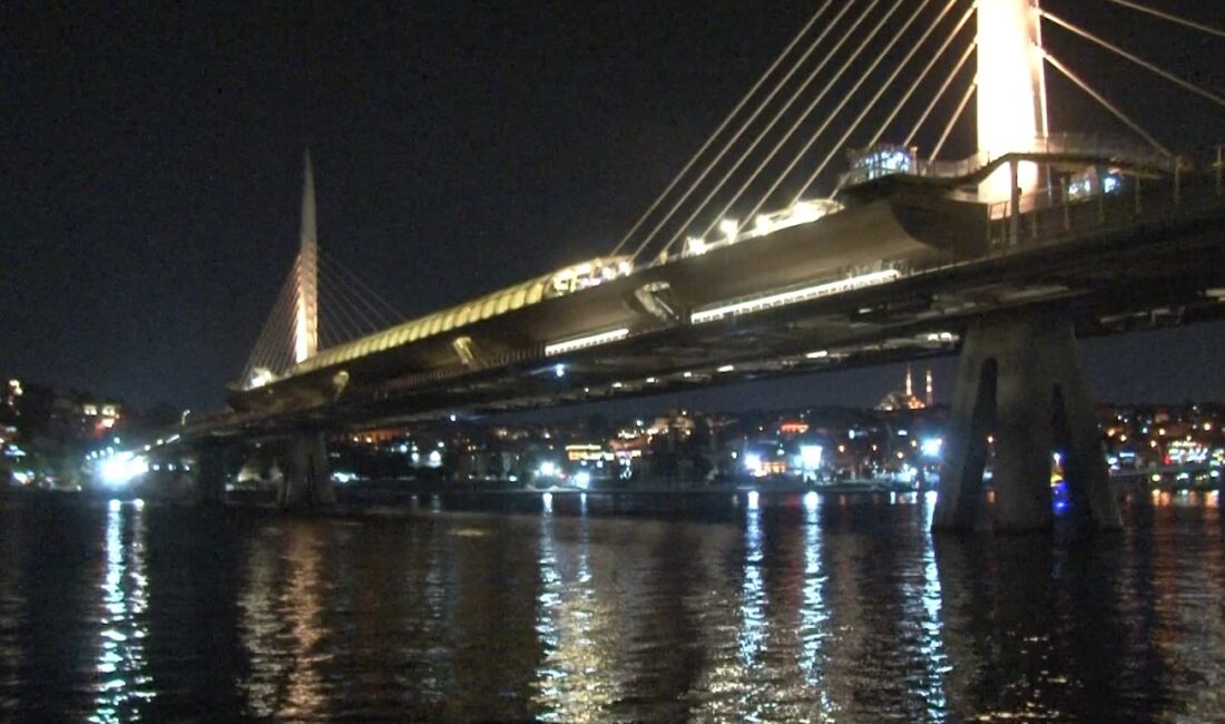 İstanbul'un Beyoğlu ilçesindeki Unkapanı Metro Köprüsü'nden Haliç'e düşen bir kişi