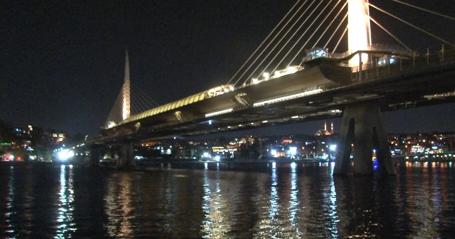 İstanbul'un Beyoğlu ilçesindeki Unkapanı Metro Köprüsü'nden Haliç'e düşen bir kişi