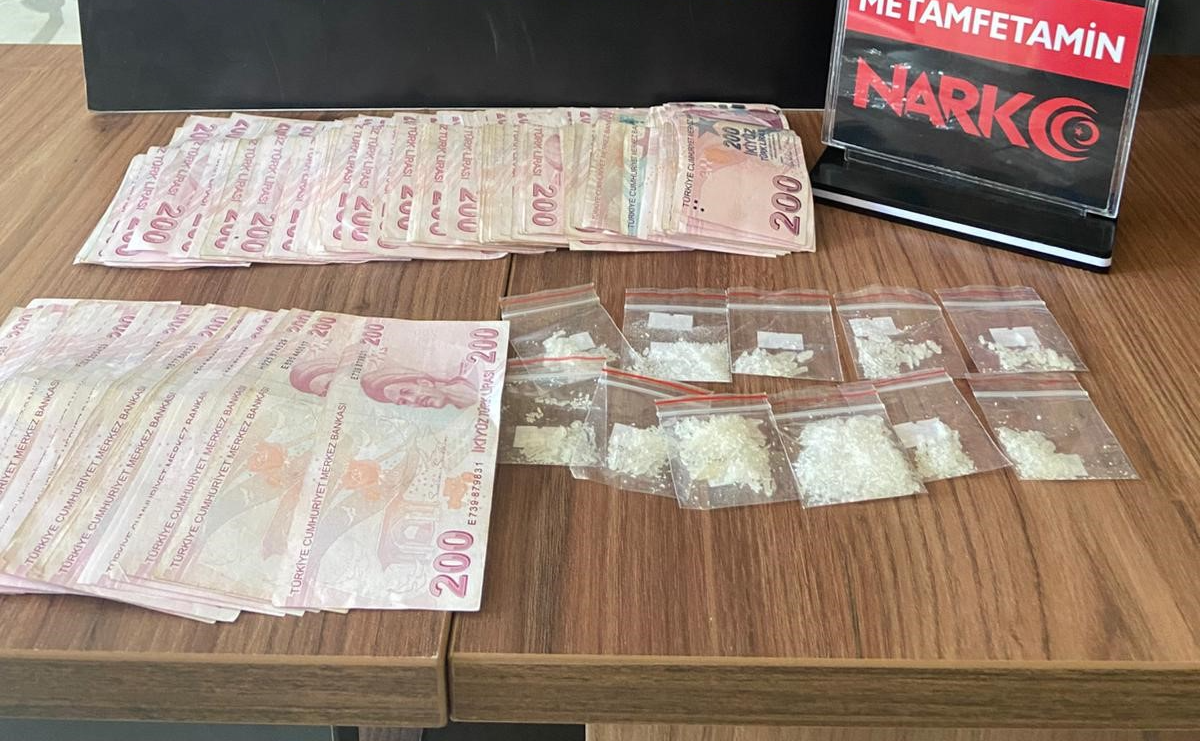Kastamonu'da trafik ekiplerince durdurulan bir motosiklette yapılan aramada uyuşturucu madde
