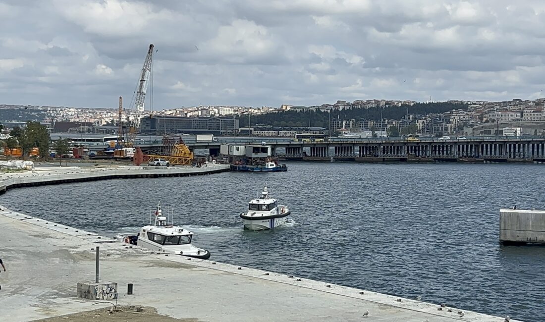 İstanbul Beyoğlu'nda bulunan Haliç Metro Köprüsü'nden dün akşam saatlerinde denize