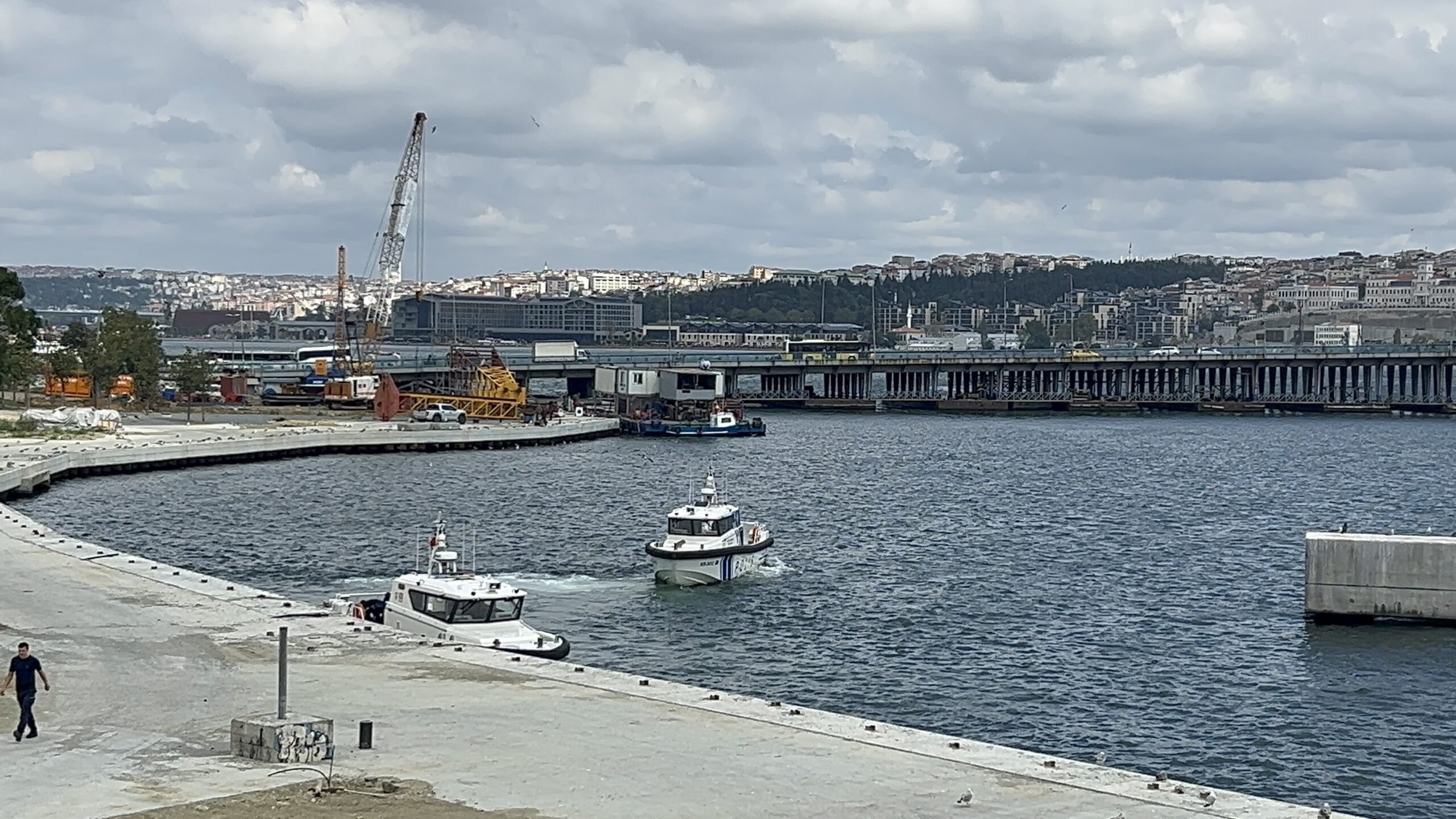 İstanbul Beyoğlu'nda bulunan Haliç Metro Köprüsü'nden dün akşam saatlerinde denize