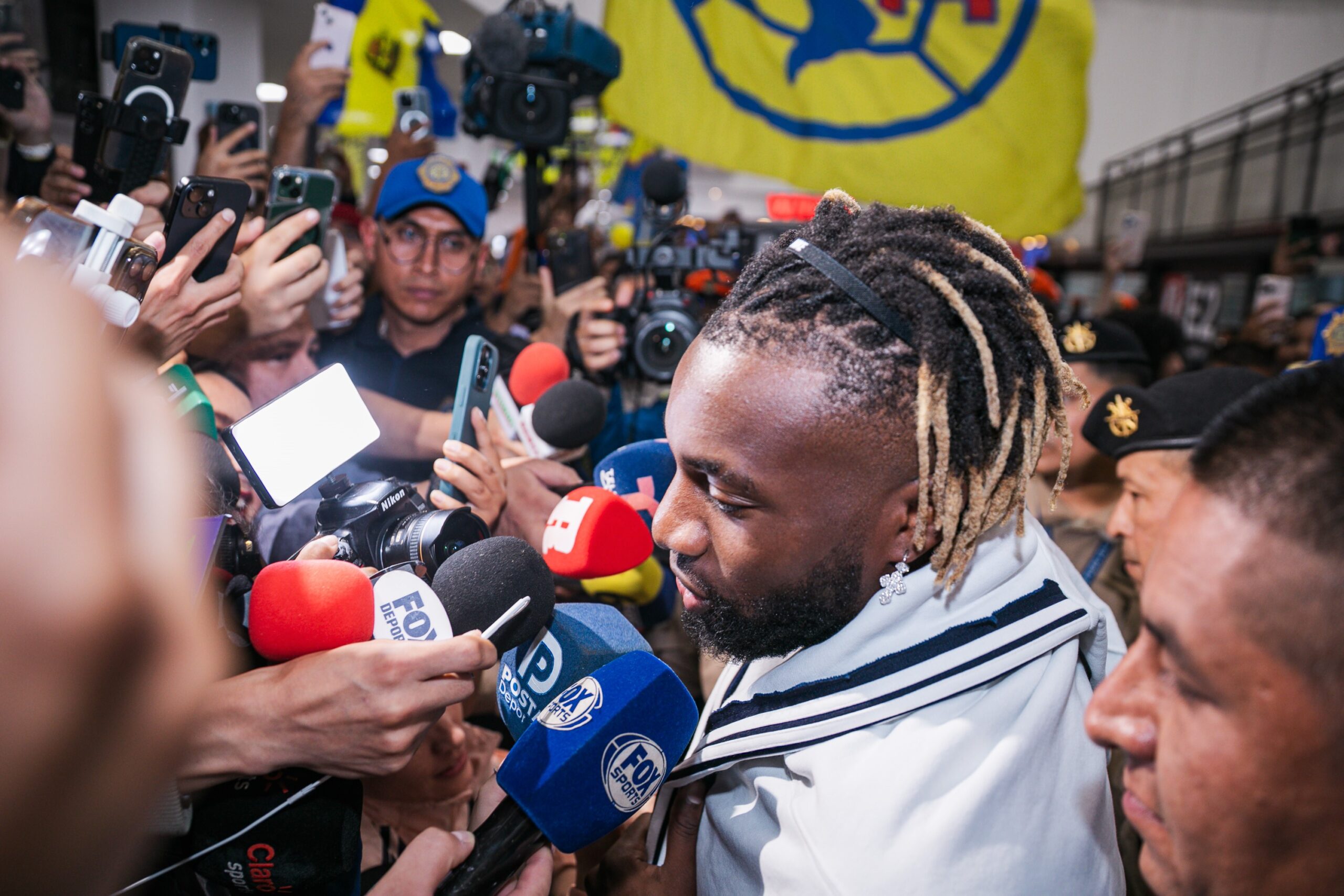 Fransız kanat oyuncusu Allan Saint-Maximin, İstanbul ekibi Fenerbahçe'deki kiralık sözleşmesinin