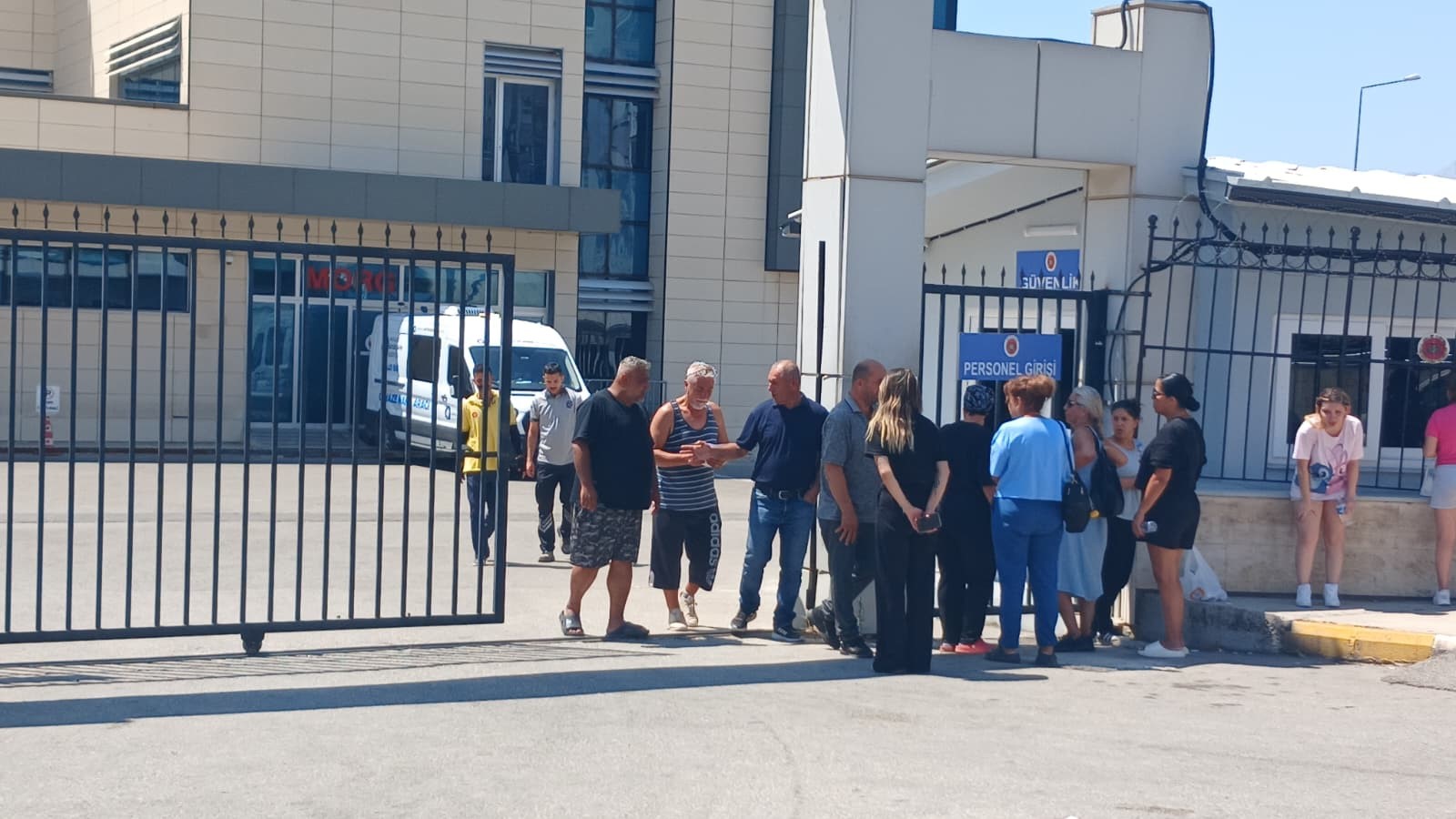 Antalya'nın Kepez ilçesinde, aralarında husumet bulunan iki genç arasında telefonla