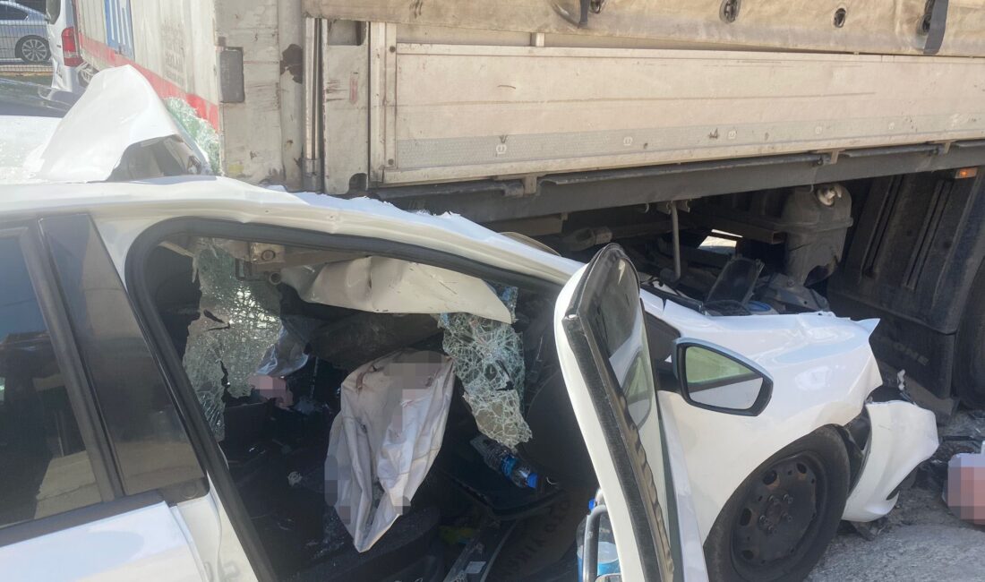 Antalya'nın Serik ilçesinde park halindeki bir tıra çarpan otomobilde bulunan
