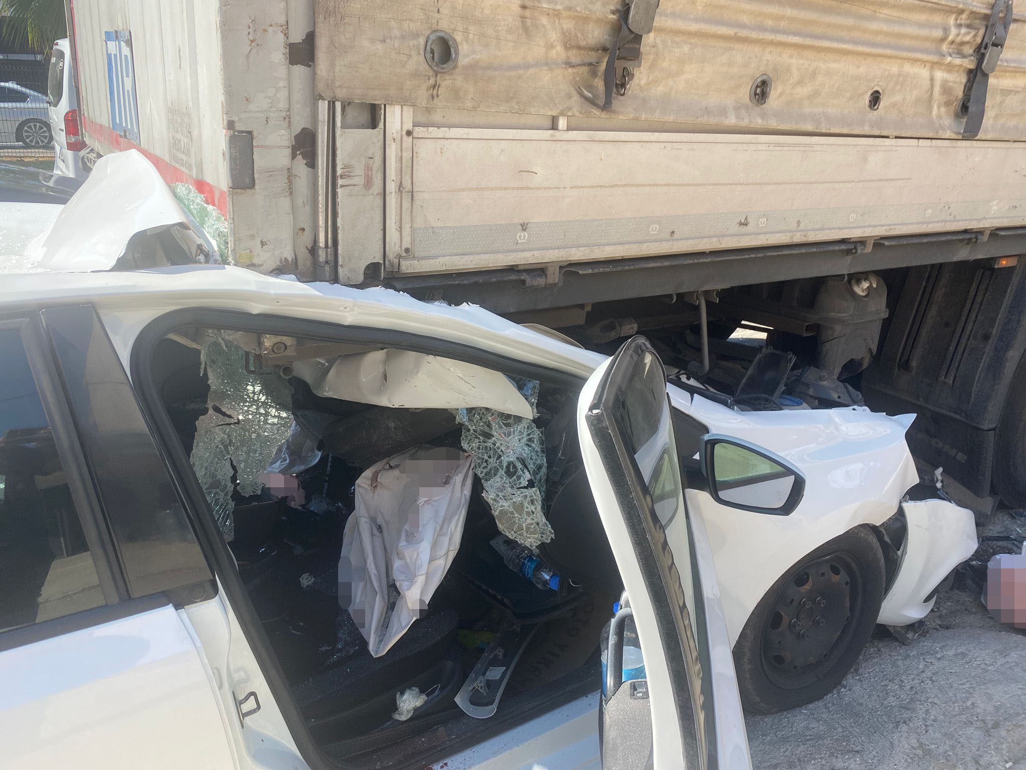Antalya'nın Serik ilçesinde park halindeki bir tıra çarpan otomobilde bulunan