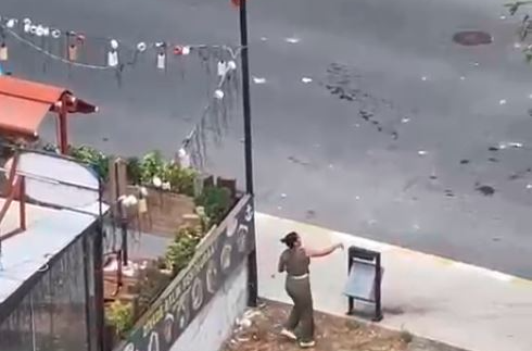 İstanbul Esenyurt'ta yabancı uyruklu olduğu belirtilen bir kadın, çevredeki araçlara