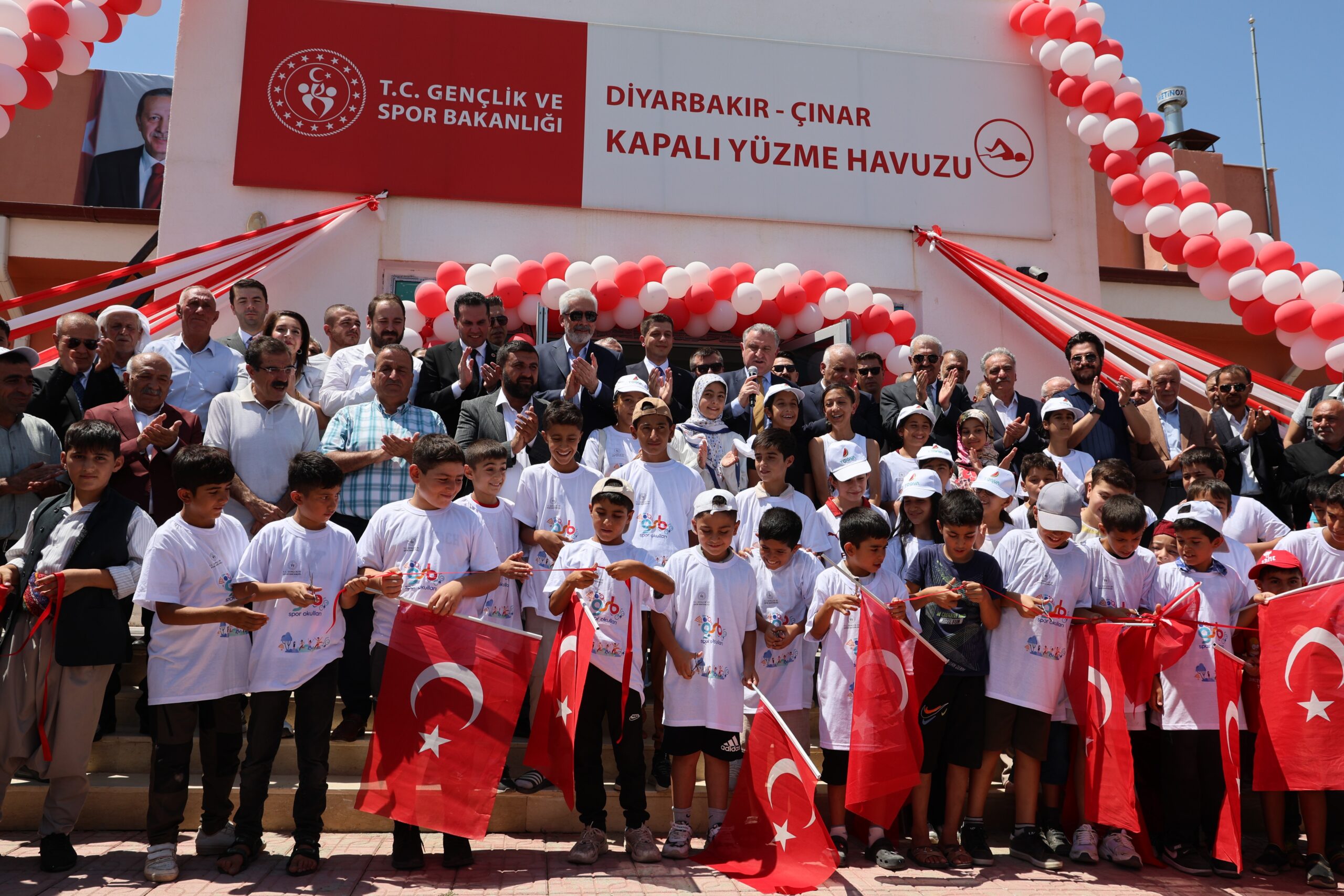 Gençlik ve Spor Bakanı Osman Aşkın Bak, Diyarbakır'da açılışı gerçekleştirilen