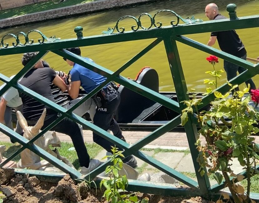 Eskişehir’de Porsuk Çayı’na atlamaya teşebbüs eden bir kadın, polis ekiplerinin